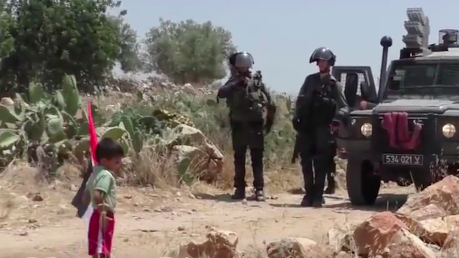 Палестинский отец послал трехлетку кидать камни в солдат