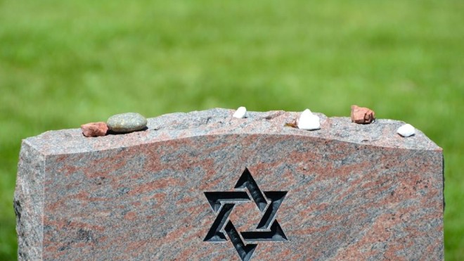 Почему на могилы евреи приносят камни?