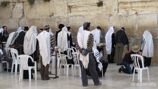Почему евреи качаются, когда молятся