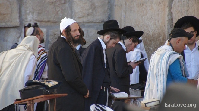 Почему евреи носят черную и белую одежду?