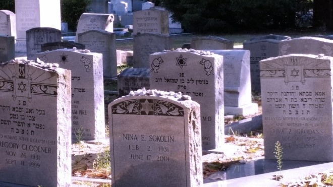 Почему евреи кладут камни на могилы?