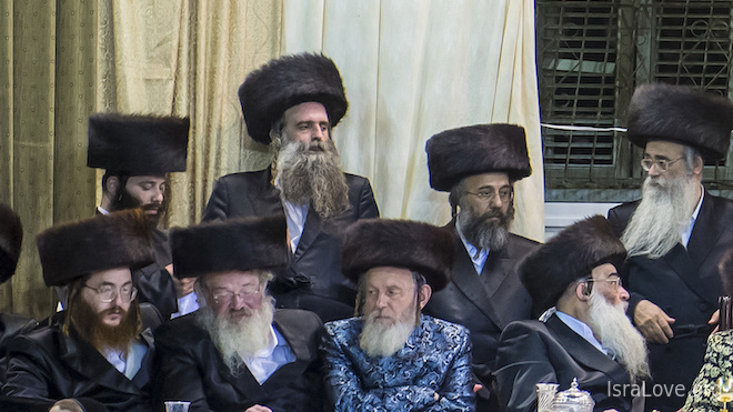 Почему некоторые евреи носят меховую шапку