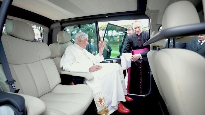 Анекдот о Папе Римском за рулем лимузина