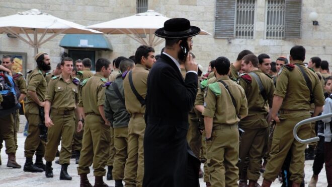 Отчёт: молодые, бедные, не служат и не работают: как ультраортодоксальный сектор тянет Израиль в тупик