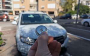 В Израиле раскрыта схема угона автомобилей с помощью AirTag: как преступники следили за машинами клиентов